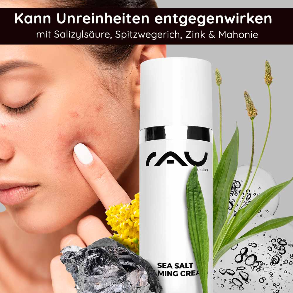 Crema calmante al sale marino 50 ml Crema viso al sale marino Frau mit unreiner Haut, die auf ihr Gesicht zeigt, umgeben von RAU Cosmetics Sea Salt Calming Cream, Meersalz, Pflanzenextrakten und Wasserblasen, zur Behandlung von Hautunreinheiten.