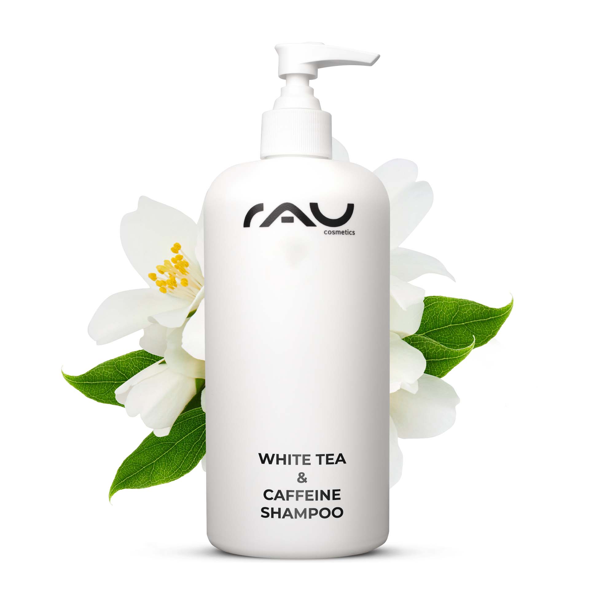 Shampoo per capelli al tè bianco e caffeina 500 ml  Weißes Tee- und Koffein-Shampoo von RAU Cosmetics in einer eleganten Flasche, umgeben von blühenden Pflanzen, symbolisiert intensive Pflege und Frische für gesundes, voluminöses Haar.