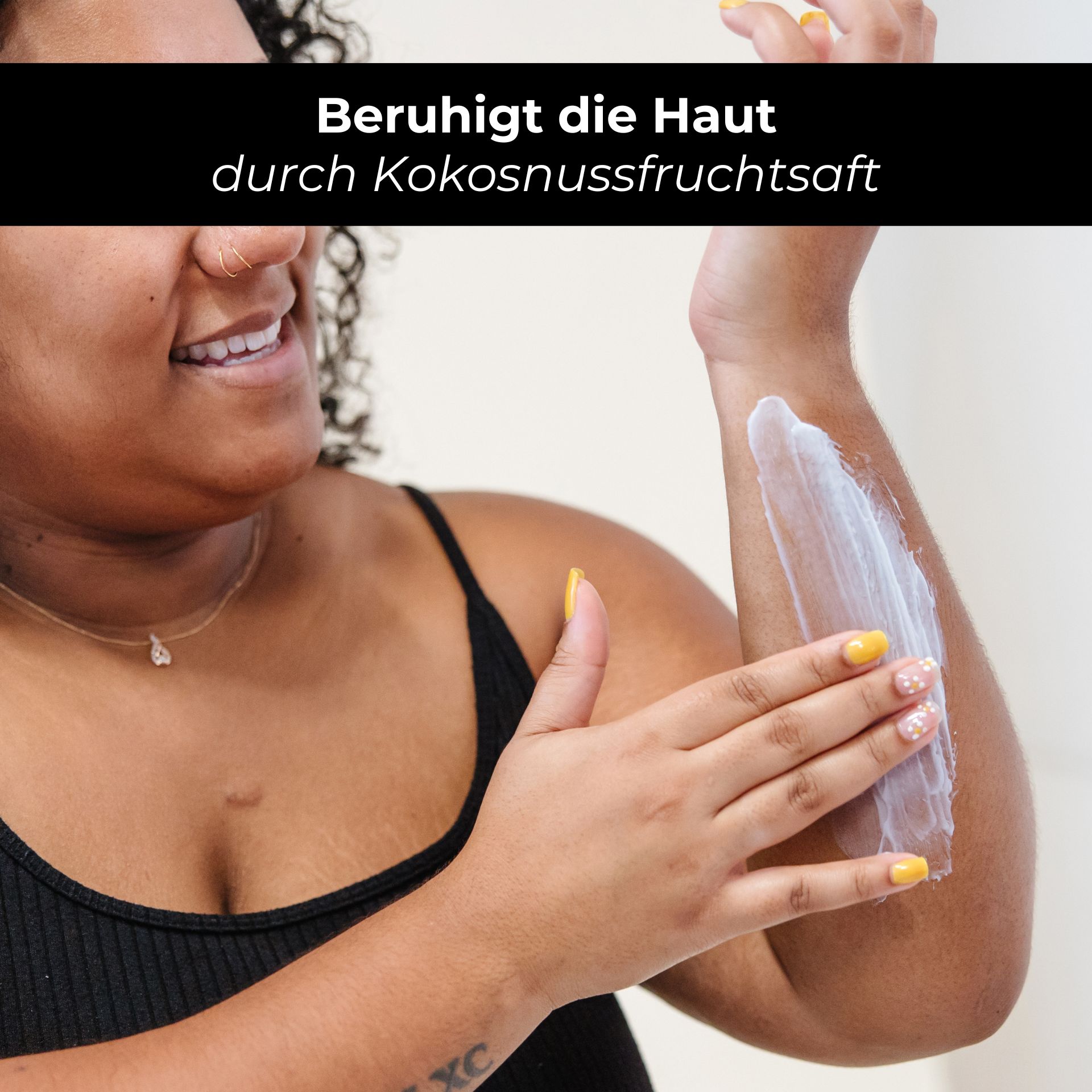 RAU Eternal Moist Body Lotion 250 ml - Idratazione intensa per una pelle soffice come una carezza Frau trägt RAU Eternal Moist Body Lotion auf den Unterarm auf, beruhigt die Haut mit Kokosnussfrucht-Saft, strahlende Ergebnisse und intensive Feuchtigkeit.