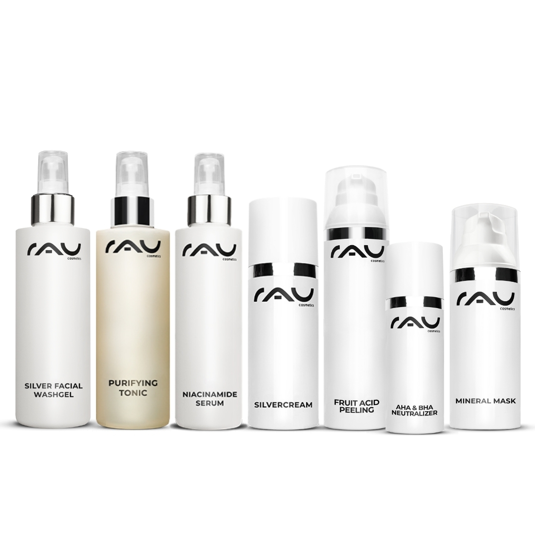 Routine di cura professionale per la pelle grassa e impura Profi Pflegeroutine für unreine fettige Haut von RAU Cosmetics, bestehend aus Reinigungsgel, Spezial Tonic, Niacinamid Serum, Silverskin-Creme, Fruchtsäurepeeling, AHA & BHA Neutralizer und Mineralmaske, auf weißem Hintergrund.