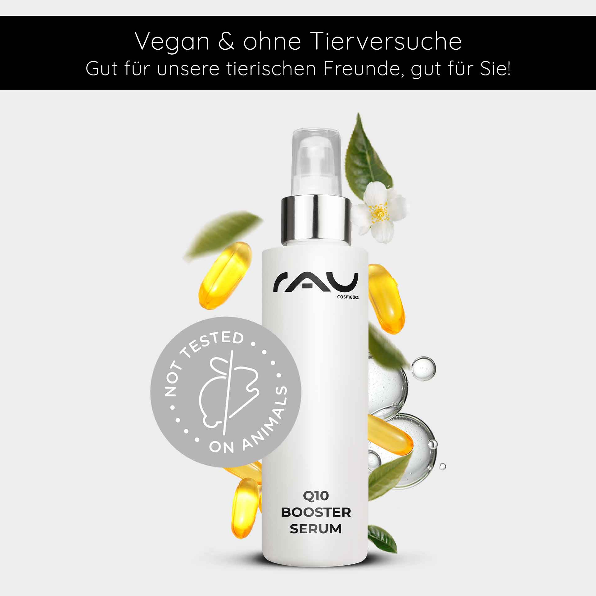 Q10 Booster Serum 100 ml - con ialurone, Q10 e lecitina Flasche des RAU Q10 Booster Serums mit veganem und tierversuchsfreien Hinweis, umgeben von Pflanzenextrakten und Kapseln, betont die feuchtigkeitsspendenden und anti-aging Eigenschaften für reife Haut.
