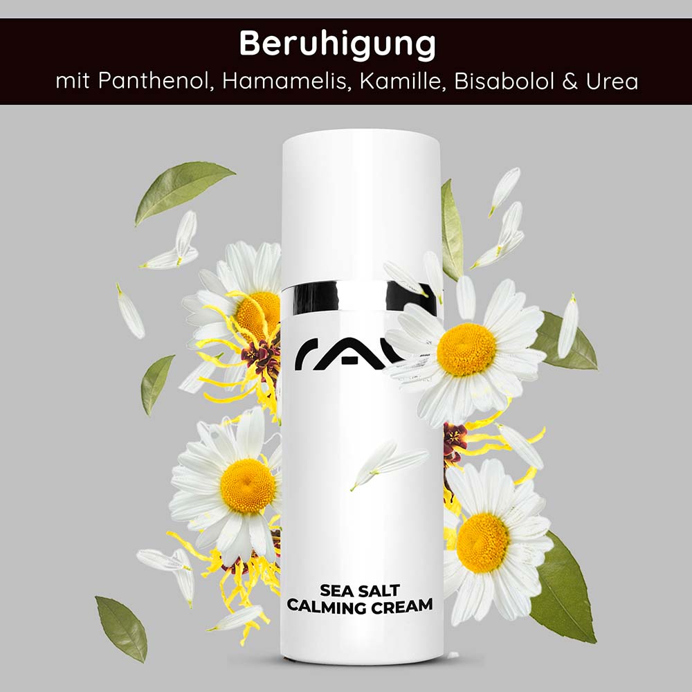 Crema calmante al sale marino 50 ml Crema viso al sale marino Flasche der Sea Salt Calming Cream von RAU Cosmetics, umgeben von Kamillenblüten und -blättern, mit beruhigenden Inhaltsstoffen wie Panthenol, Hamamelis und Urea.