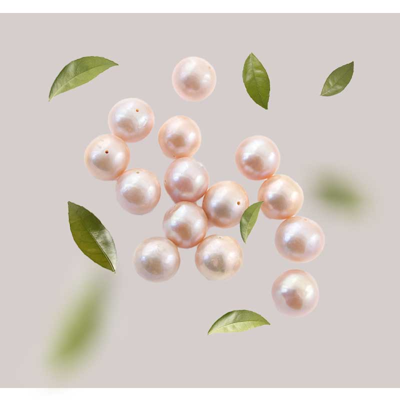 perlenextrakt Perlenextrakt und grüne Blätter auf neutralem Hintergrund, symbolisierend die hochwertigen Inhaltsstoffe der Orient's Secret Gesichtscreme von RAU Cosmetics.
