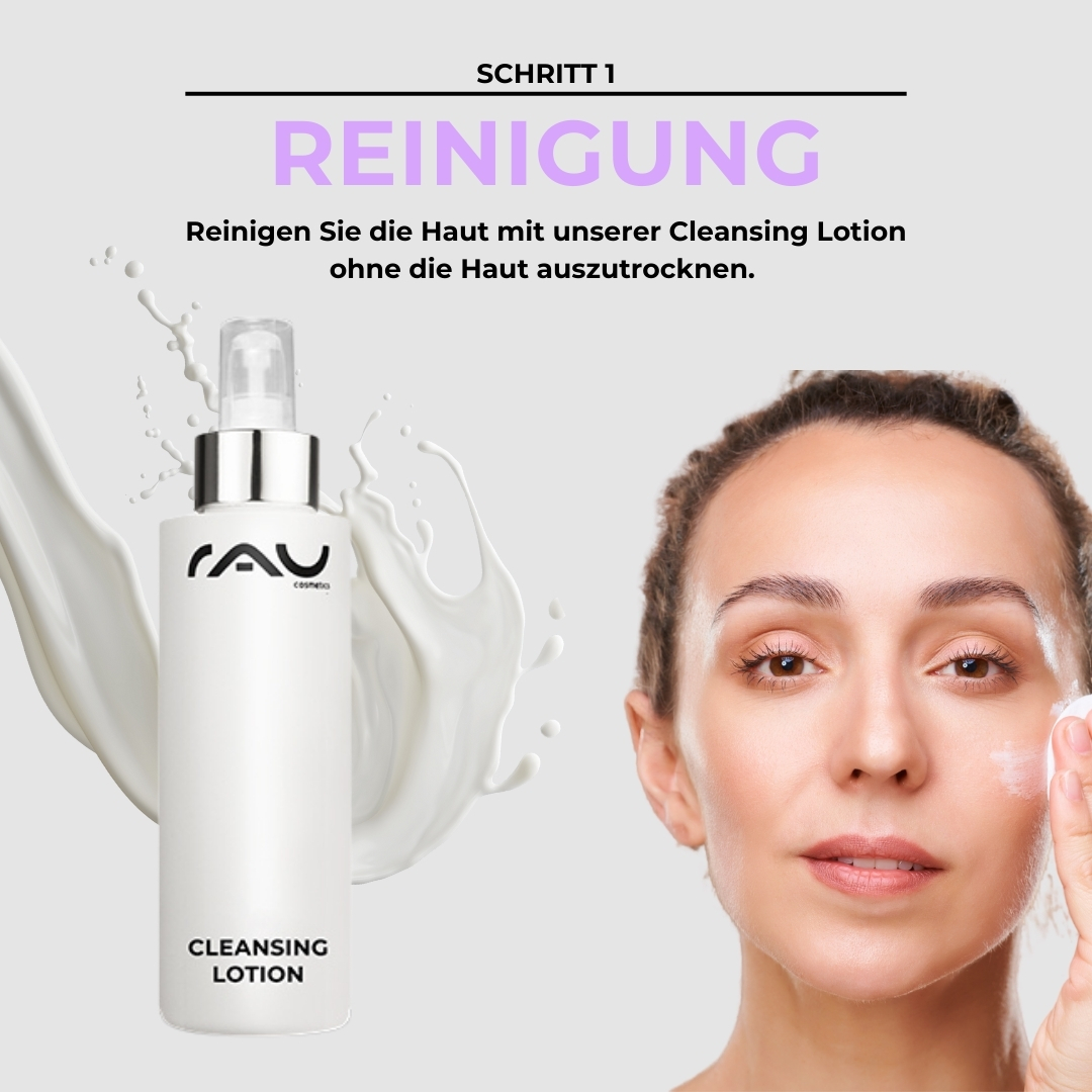 Routine di cura avanzata per la pelle secca Flasche mit Reinigungslotion mit RAU-Logo und Frau, die das Produkt auf ihr Gesicht aufträgt, zeigt Schritt eins der fortschrittlichen Hautpflegeroutine für trockene Haut von RAU Cosmetics.