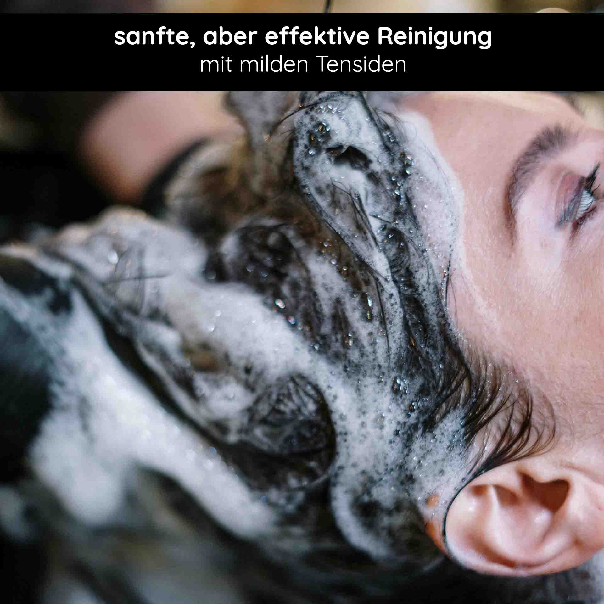 Shampoo al Tè Bianco & Caffeina 250 ml Shampoo mit sanfter, effektiver Reinigung und milden Tensiden, schäumend auf Haar während Anwendung.