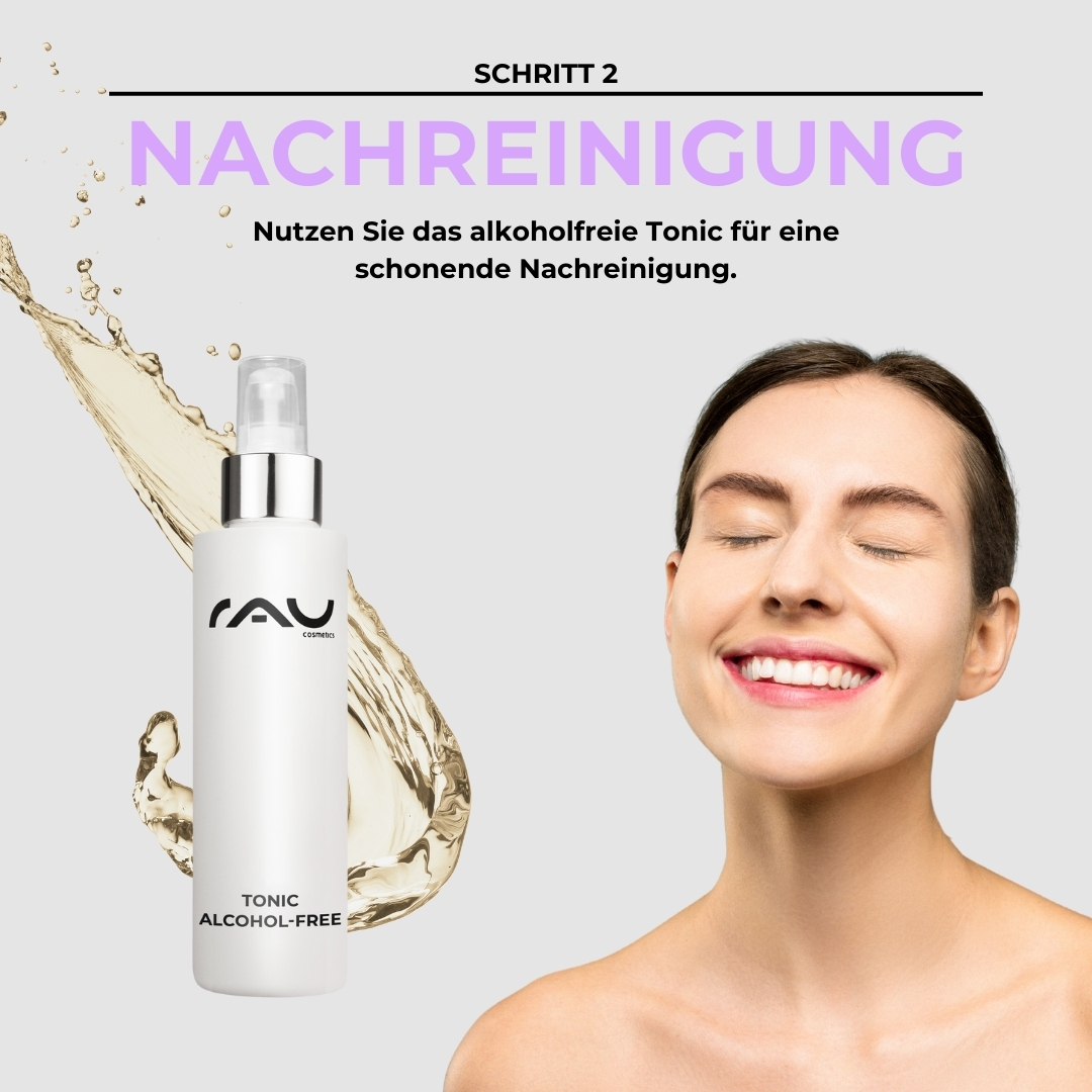 Routine professionale per la cura della pelle secca e impura Schritt 2: alkoholfreies Tonic von RAU Cosmetics für schonende Nachreinigung, lächelnde Frau mit geschlossenen Augen, sanfte Wasserbewegung im Hintergrund.