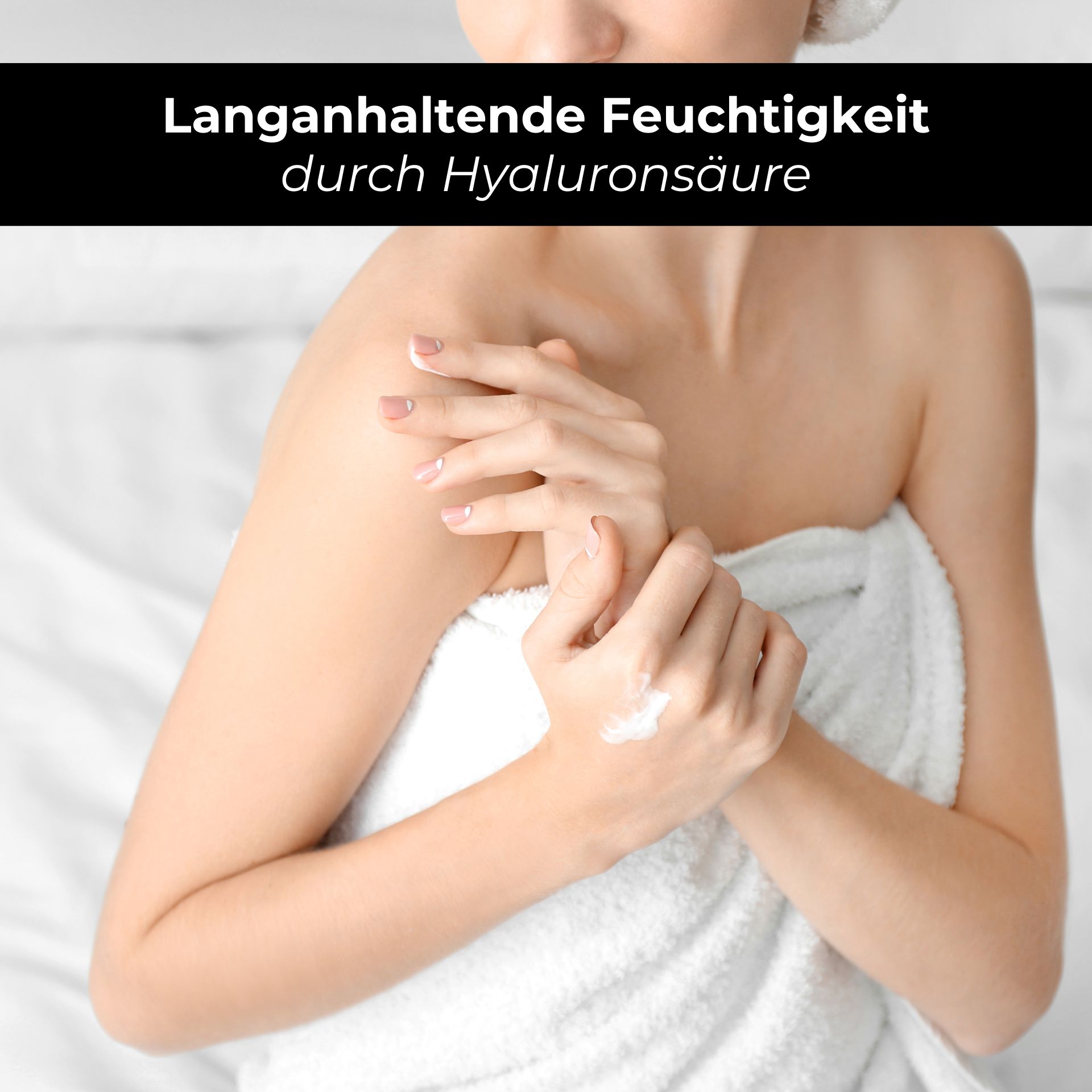 RAU Eternal Moist Body Lotion 250 ml - Idratazione intensa per una pelle soffice come una carezza Frau mit Handtuch, die RAU Eternal Moist Body Lotion auf die Haut aufträgt, betont langanhaltende Feuchtigkeit durch Hyaluronsäure.