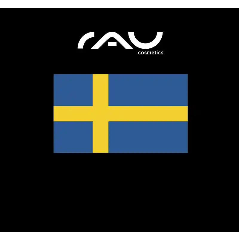 RAU_Cosmetics-Sweden Das RAU Cosmetics-Logo über der schwedischen Flagge auf schwarzem Hintergrund repräsentiert die internationale Präsenz und Produktverfügbarkeit der Marke.